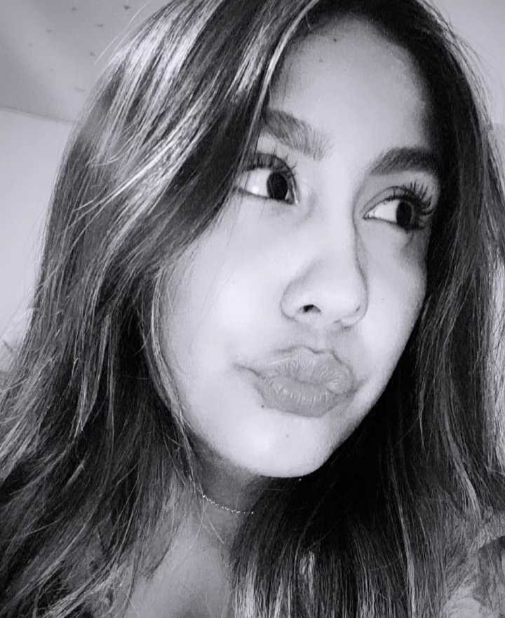 Zorra de Sofía le encanta masturbarse en llamada y tocarse las tetitas #ew0tNmal